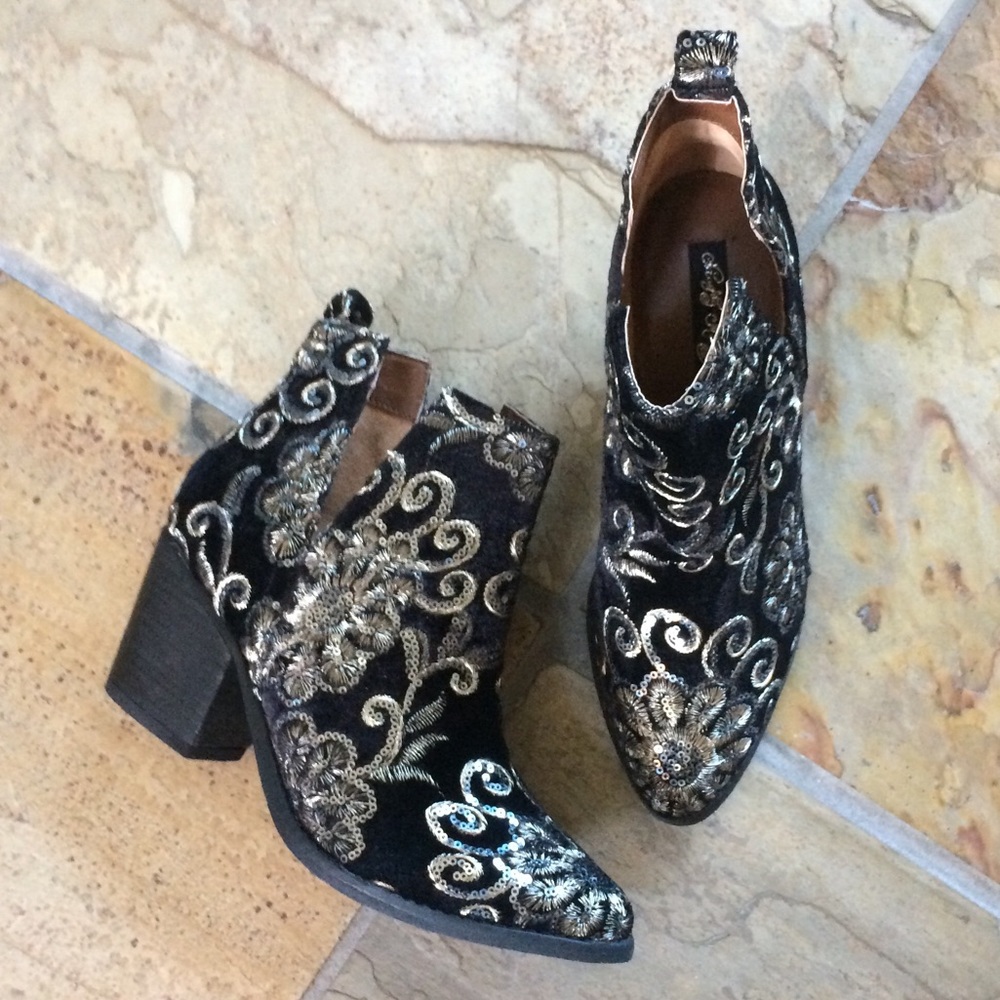 🍃💕HP NIB Naughty Monkey Velvet Ankle Bootie - Picture 2 of 8